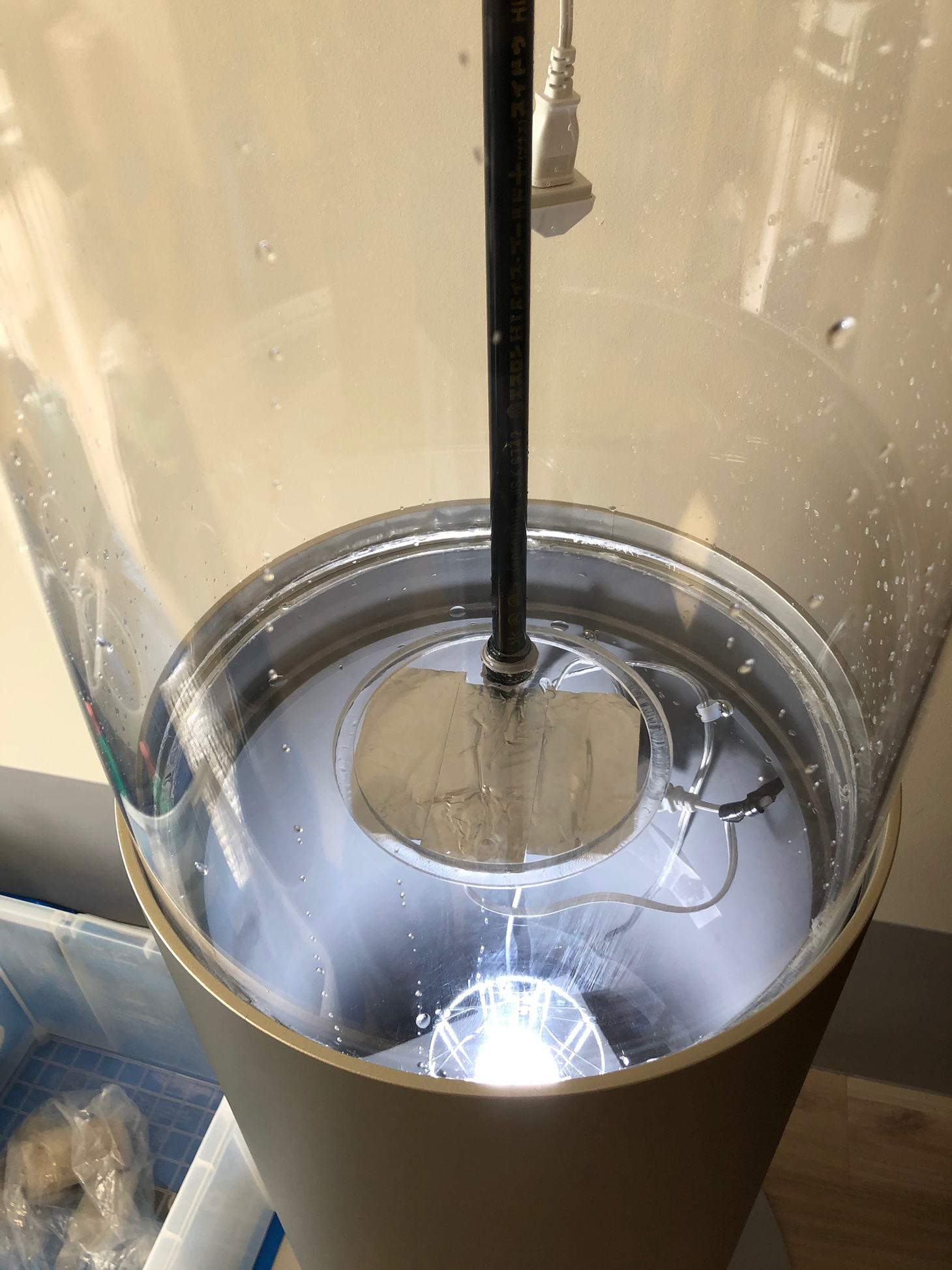 人工クラゲ水槽